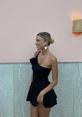 Audrey Afonso в мини-платье