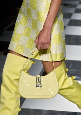 Желтая сумка Versace весна-лето 2024