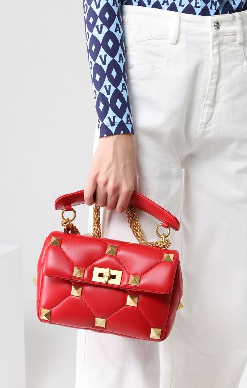 Красная сумка Valentino с цепью