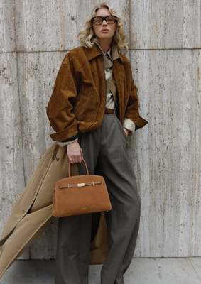 Эльза Хоск в куртке из вельвета