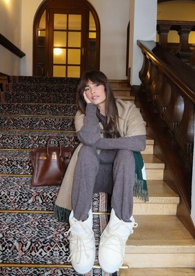 Alison Toby в уютном образе