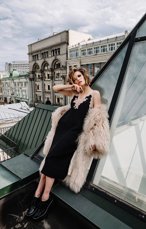 Лукерья Ильяшенко в шелковом платье с кружевом Valentino