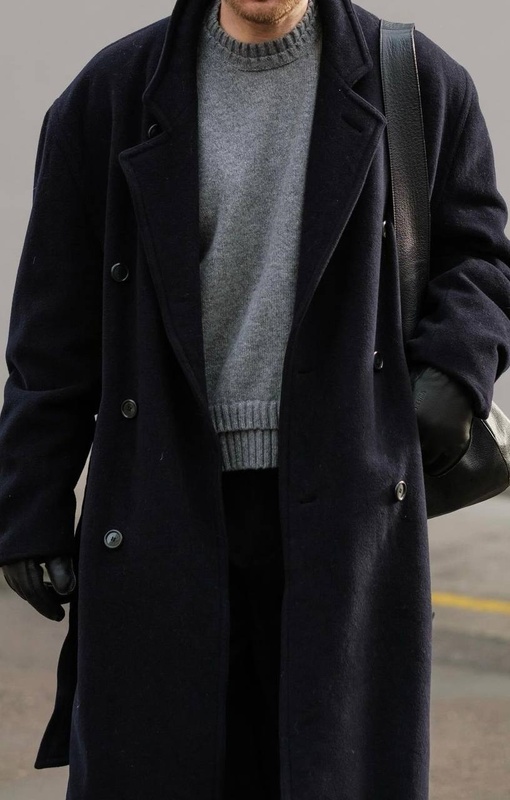 Темно-синее мужское пальто