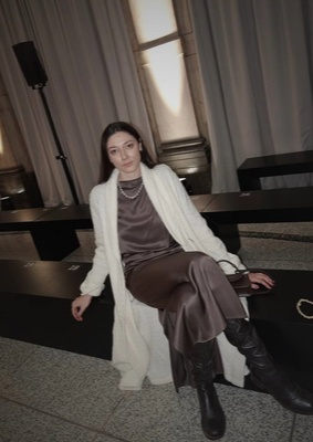Eleonora Branca в платье шоколадного цвета