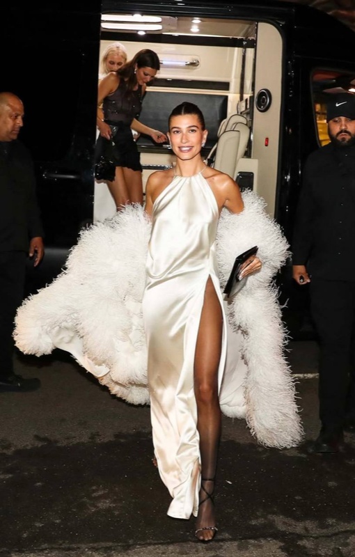 Хейли Бибер в платье Tom Ford