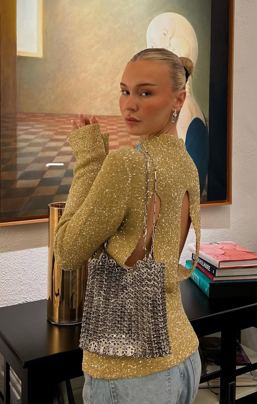 Zara Fredholm в блестящем лонгсливе