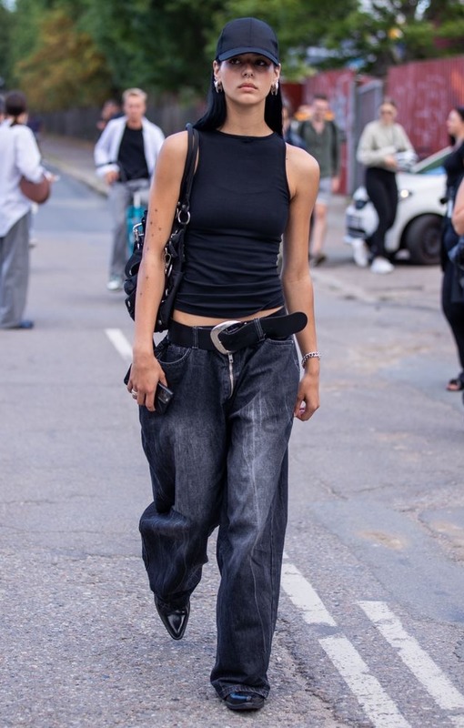 Женский образ с черными широкими джинсами