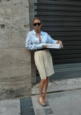 Claire Rose в голубой рубашке