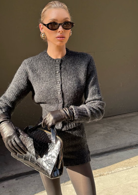 Эльза Хоск в сером кардигане