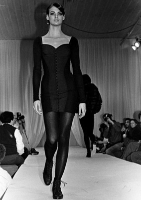 Линда Евангелиста на показе Dolce& Gabbana в 1990 году