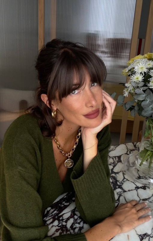 Julie Sergent Ferreri в зеленом джемпере