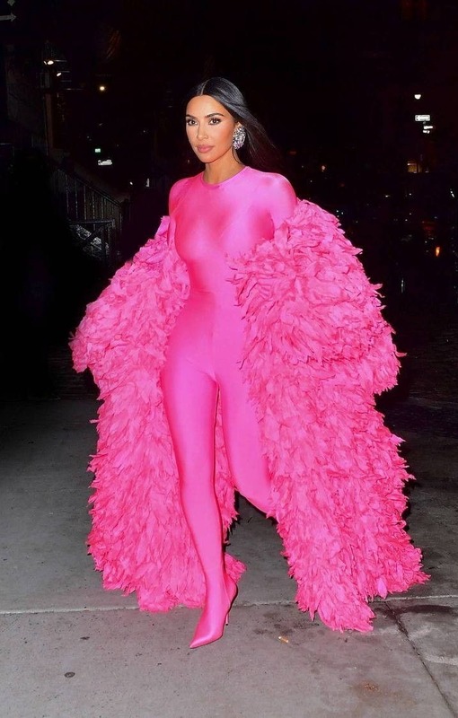 Ким Кардашьян в розовом комбинезоне