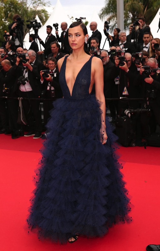 Ирина Шейк в пышном сетчатом тёмно-синем платье Armani Prive