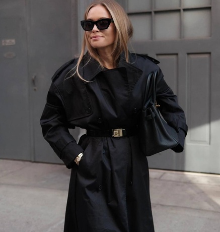 Claire Rose Cliteur в черном плаще