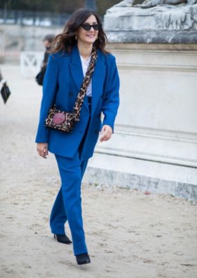 Яркий женский образ с синим брючным костюмом