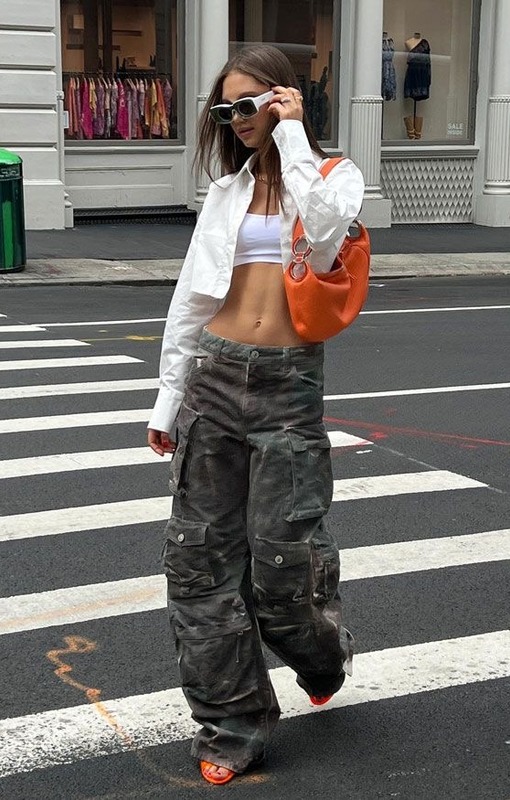 Женский образ с брюками с накладными карманами