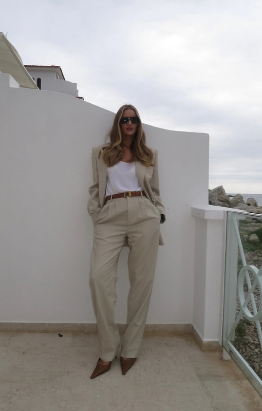 Rosie Huntington-Whiteley в костюме