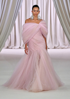 Розовое воздущное платье Giambattista Valli