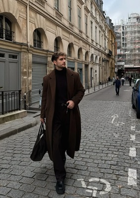 Niklas Rueth в коричневом пальто