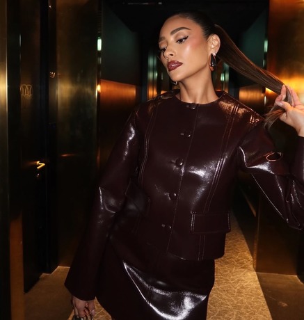 Shay Mitchell в кожаном жакете
