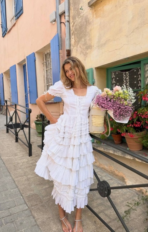 Chloe Lecareux в нежном платье