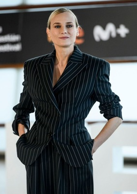 Диана Крюгер в брючном костюме в полоску