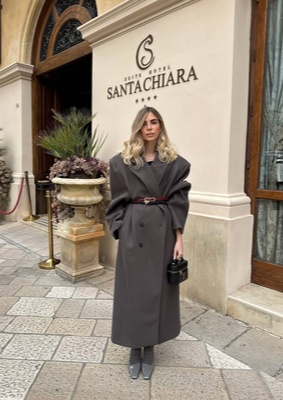 Giada Albani в массивном пальто