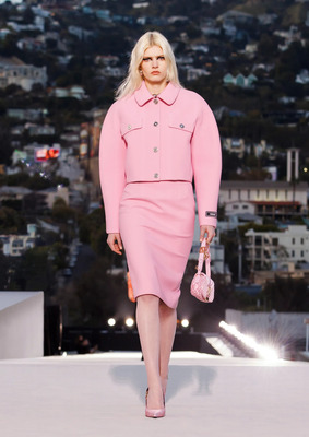 Розовый костюм Versace