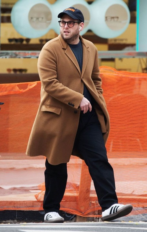 Джона Хилл в коричневом пальто