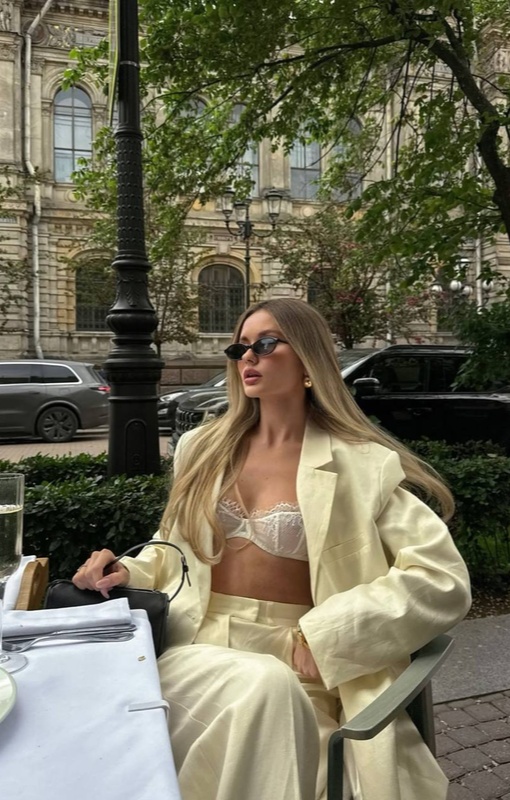 Anastasia Shepelevich в льняном костюме