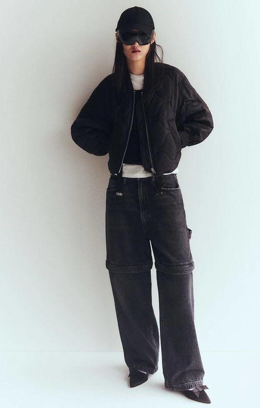 Образ с комбинированными джинсами черного цвета