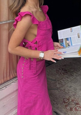 Kezia Rose Cook в летнем розовом костюме