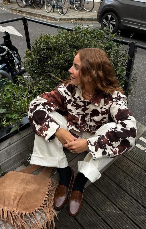 Rebecca Olivia в куртке с анималистичным принтом