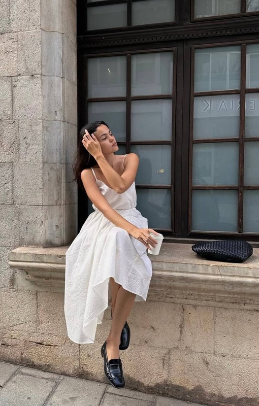 Carla Nicieza в белом платье