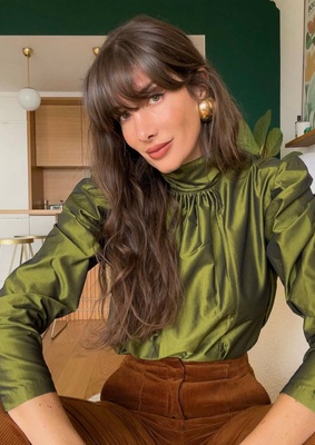 Julie Sergent Ferreri в шелковой блузе