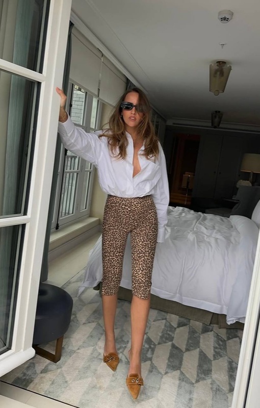 Carla Ginola в леопардовых капри