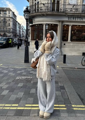 Kezia Rose Cook в трикотажном костюме