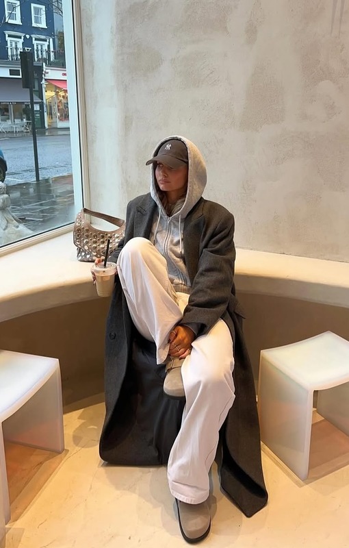 Lissie Judd в сером пальто длины макси