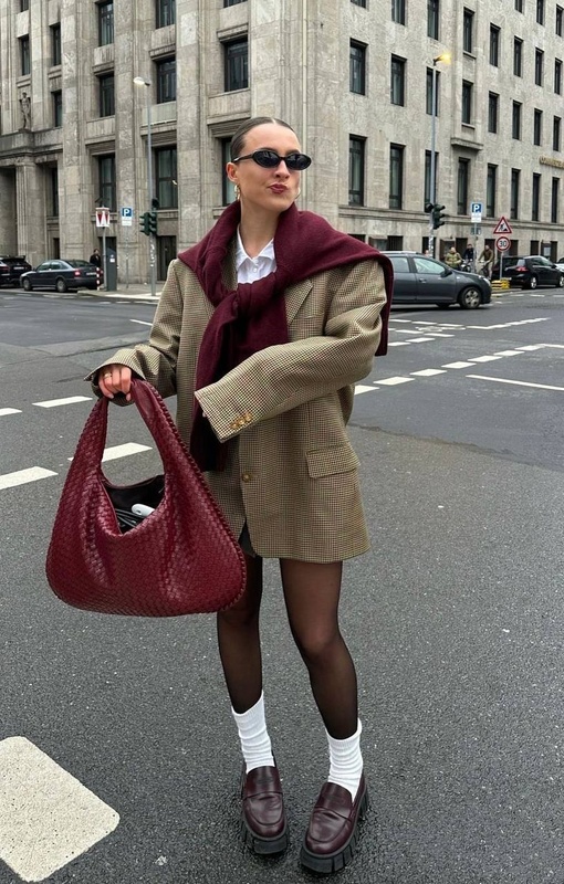 Лара BSMN в клетчатом пиджаке