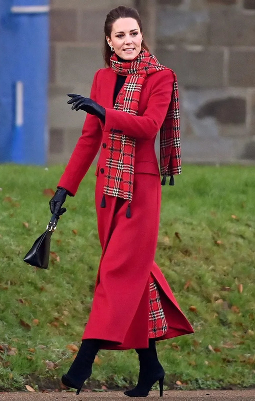 Кейт Миддлтон в красном пальто