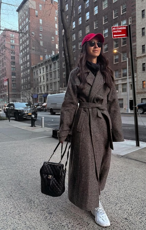Arielle Charnas в пальто