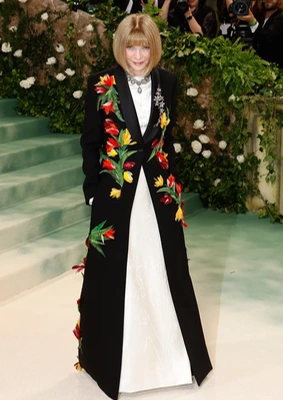Анна Винтур в пальто Loewe с цветами