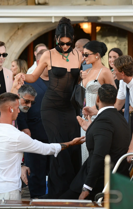 Кендалл Дженнер в платье Tom Ford