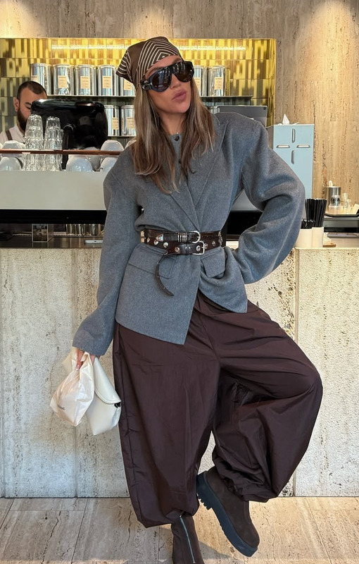 @whatgigiwears в объемных брюках коричневого цвета