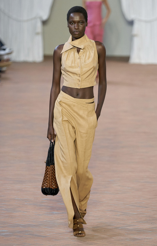 Бежевый костюм Alberta Ferretti