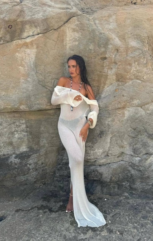 Kezia Rose Cook в пляжном платье