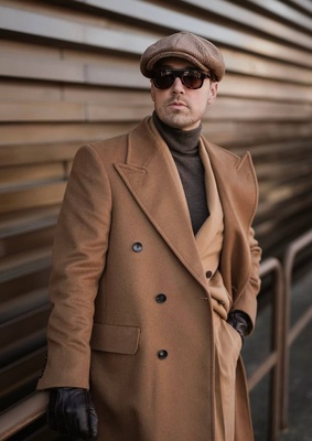 Philip Deml в пальто