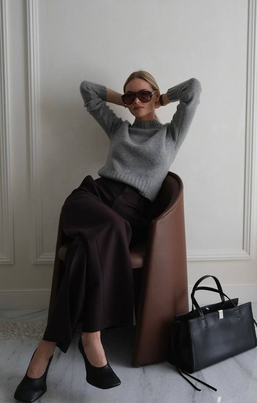 Claire Rose Cliteur в сером джемпере