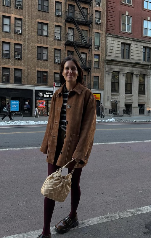 Gala Gonzalez в вельветовом пиджаке