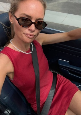 Claire Rose в мини-платье